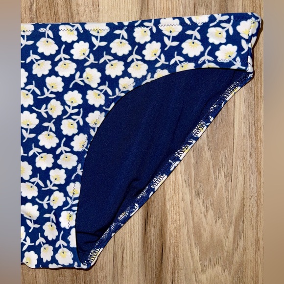 Excellent Condition 𝑨𝑬𝑹𝑰𝑬 𝑏𝑖𝑘𝑖𝑛𝑖 𝑏𝑜𝑡𝑡𝑜𝑚𝑠 - Picture 3 of 6